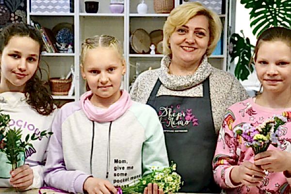 Аксессуары из живых цветов: бутоньерки, заколки, браслеты